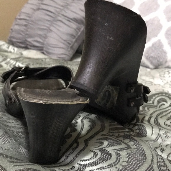 Wedge sandal. - Picture 2 of 4